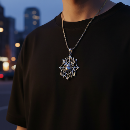 Anhänger Spinne im Netz – Symbol der Einheit und Macht 